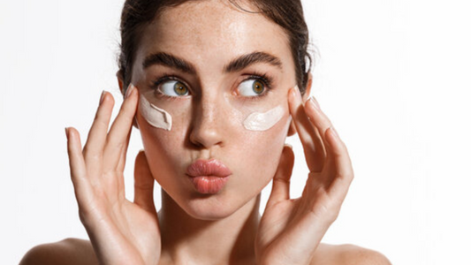 Best Silk Sleep Masks for Sensitive Skin and Acne (2025 Edition)